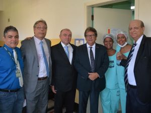 Fernando Ferry, João Ricardo, Kléber Morais, com o diretor do Centro de Referência em Oftalmologia da UFGO, Marcos Ávila e duas enfermeiras